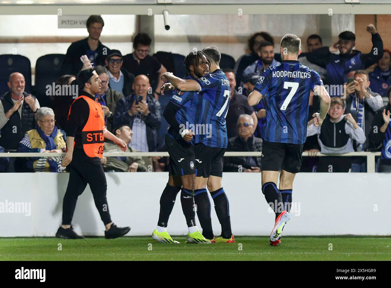 Europa League: Atalanta BC vs Olympique Marseille Italien, Bergamo, 9. Mai 2024: Davide Zappacosta, Teun Koopmeiners, Ademola Lookman Atalanta erzielt und feiert das Tor 1-0 mit 29 beim Fußballspiel Atalanta BC vs O. Marseille, Europa League Halbfinale 2nd Leg Gewiss Stadium Bergamo Lombardei Italien Copyright: XFabrizioxAndreaxBertanix Stockfoto