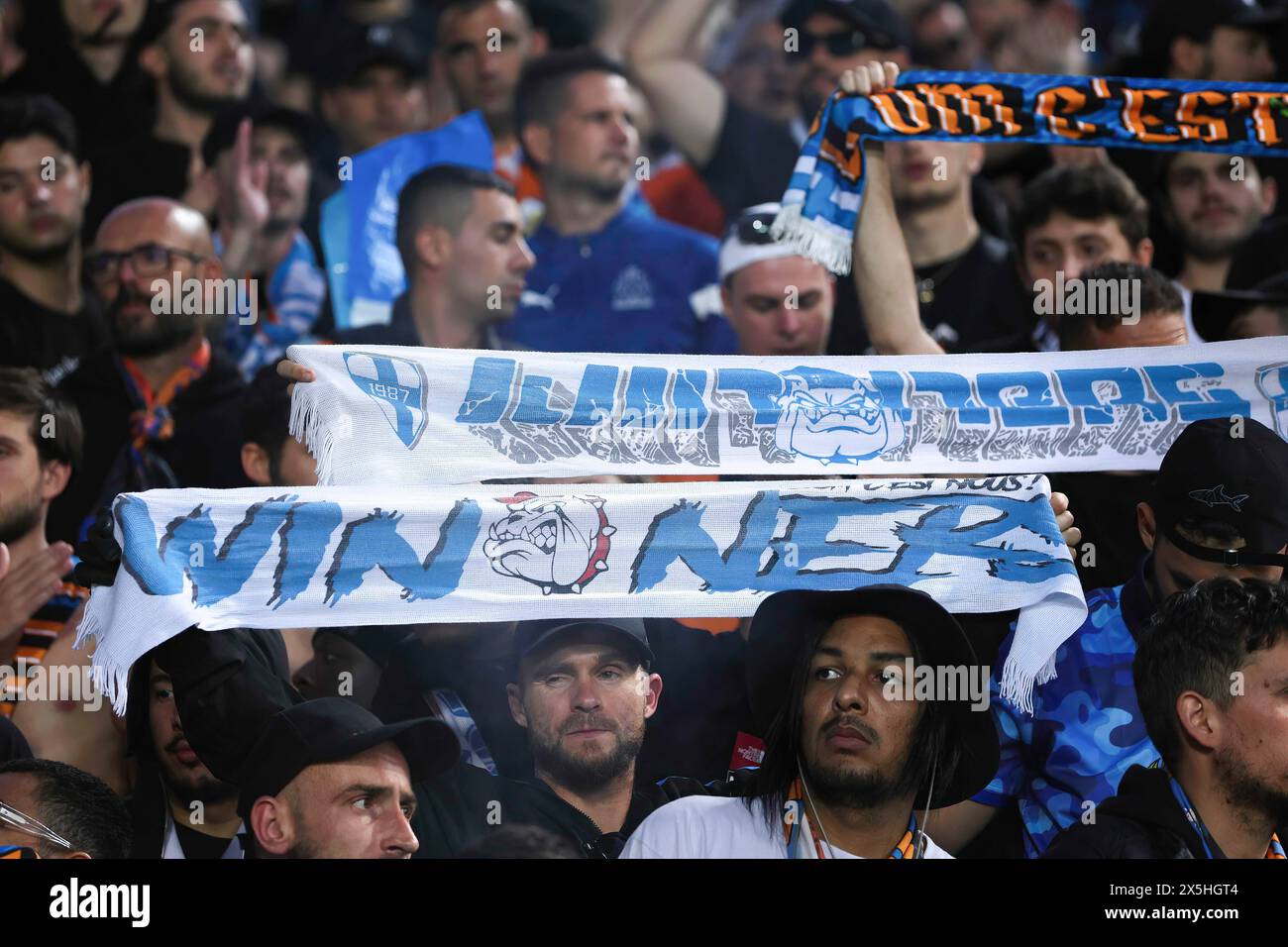 Europa League: Atalanta BC vs Olympique Marseille Italien, Bergamo, 9. Mai 2024: Fans von O. Marseille schwenken die Fahnen und Schals in den Tribünen während des Fußballspiels Atalanta BC vs O. Marseille, Europa League Halbfinale 2nd Leg Gewiss Stadium Bergamo Lombardei Italien Copyright: XFabrizioxAndreaxBertanix Stockfoto