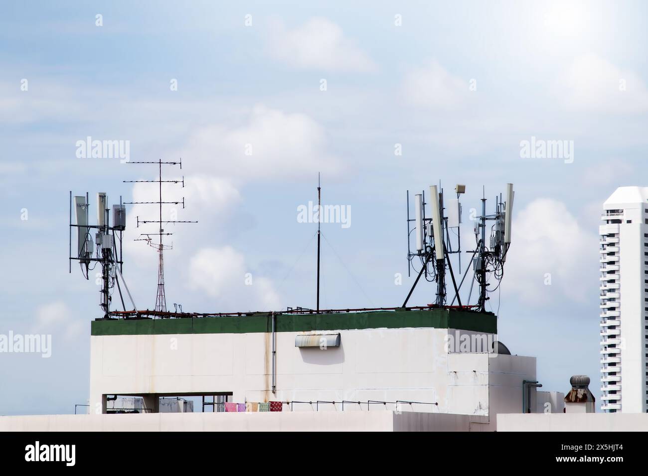 Das Konzept der Übertragung, des Funkmasts und des Funksignals befindet sich in der Wohnung Stockfoto