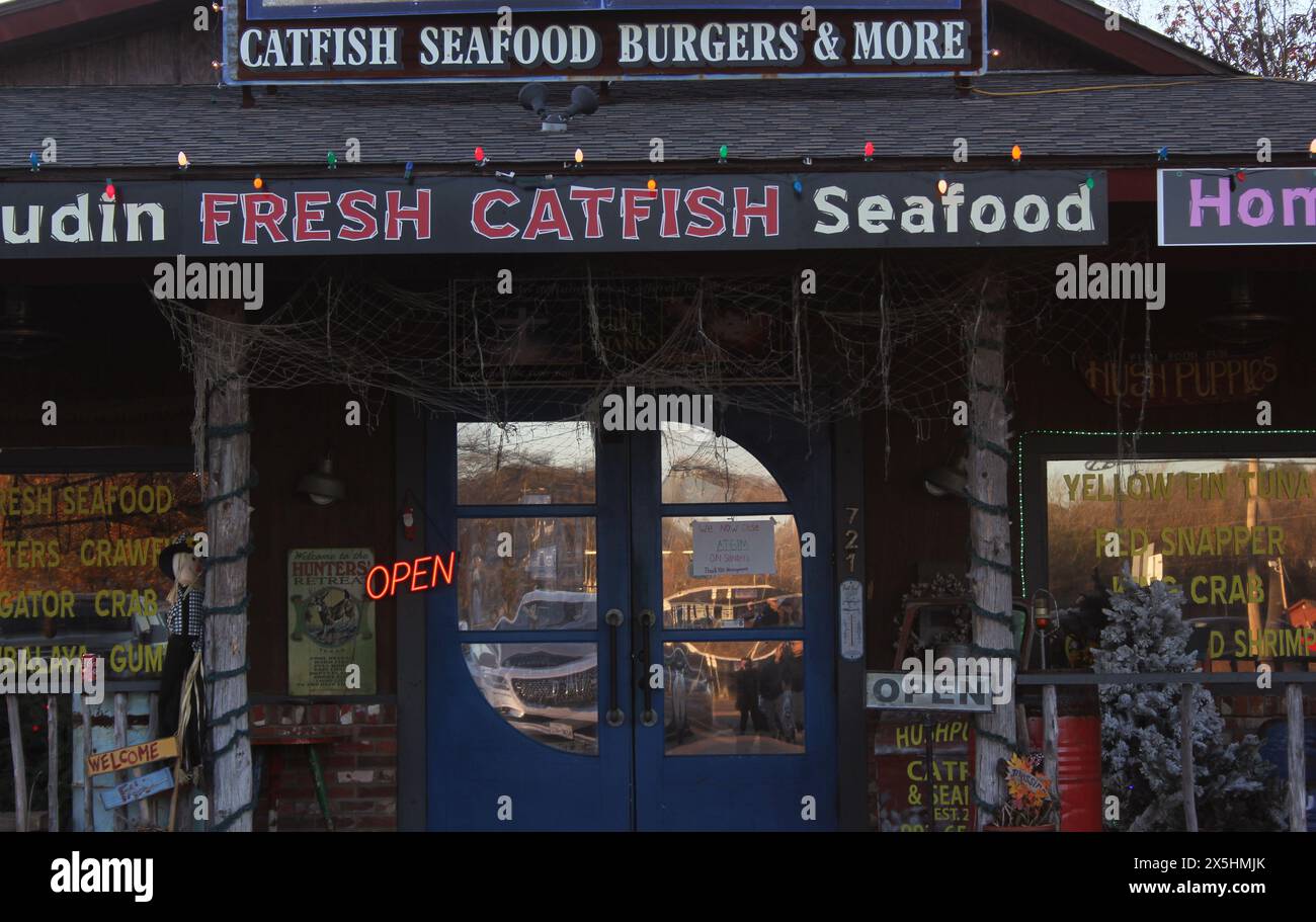 Henderson TX - 17. Dezember 2023: Lokales Restaurant Hushpuppies Catfish and Seafood in Henderson Texas Stockfoto