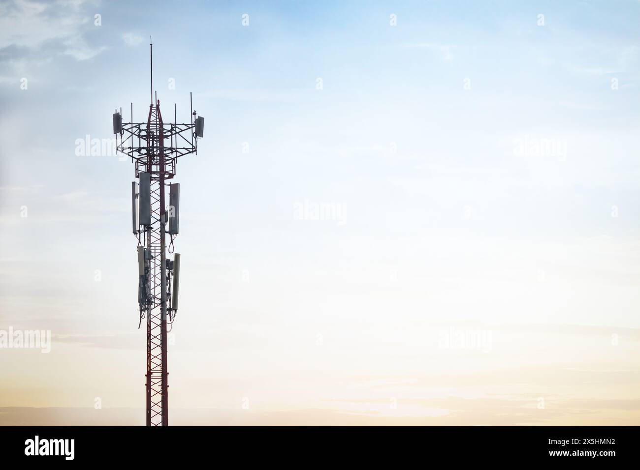 Über den Sendermast und das Empfangsmodul und das Gebäude Stockfoto