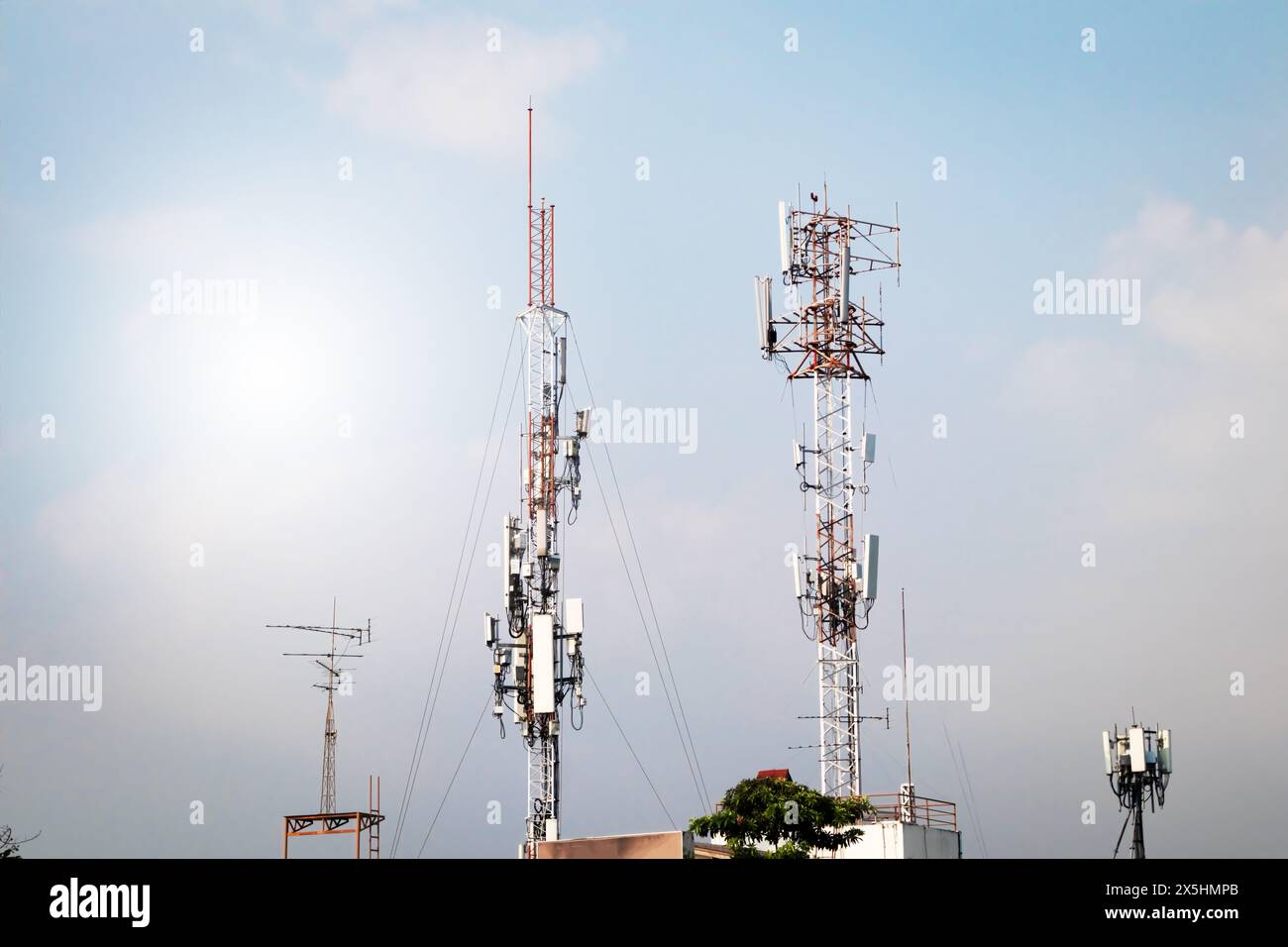 Über den Sendermast und das Empfangsmodul und das Gebäude Stockfoto