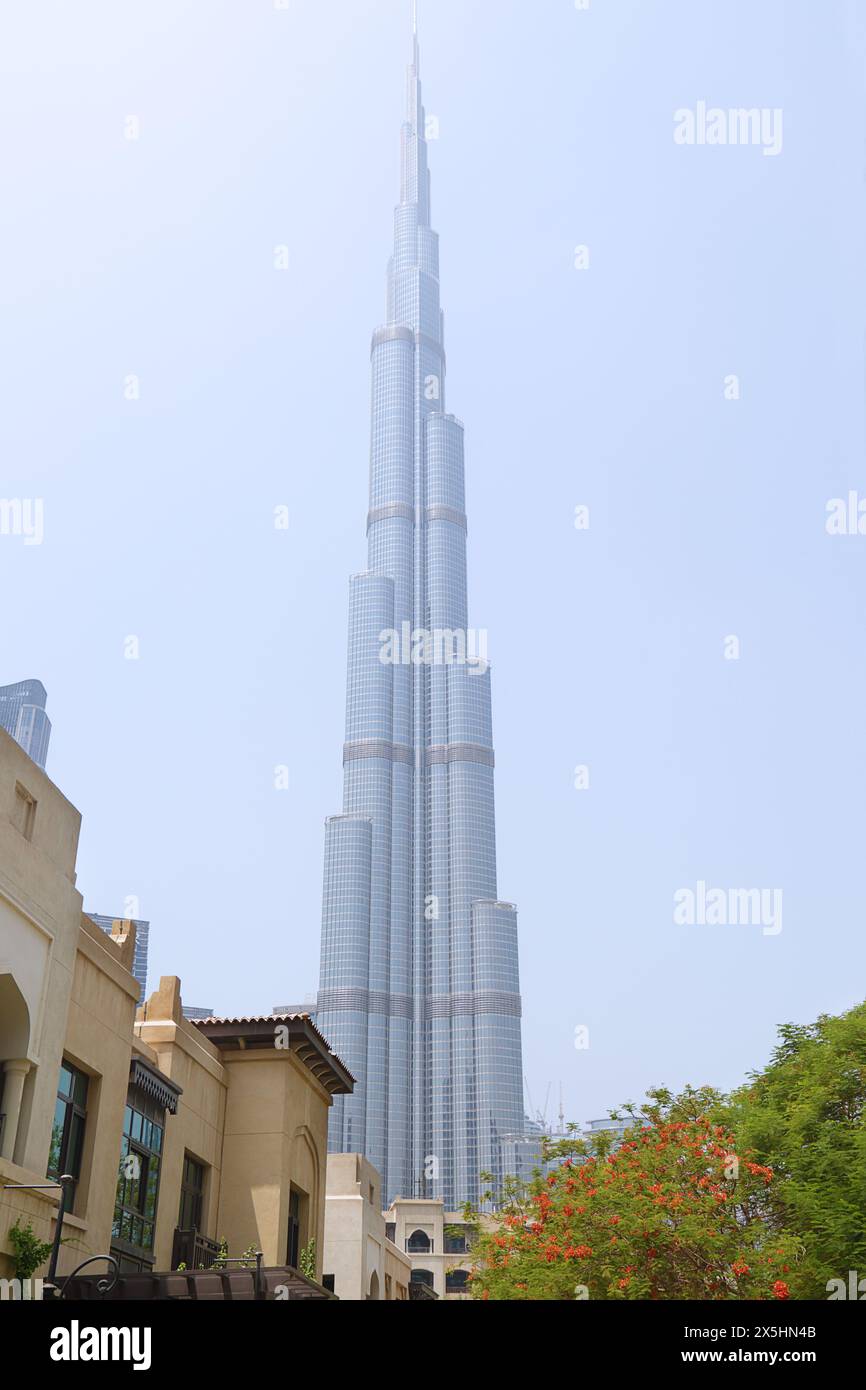 Dubai, VAE - 5. september 2023: Blick auf den Burj Khalifa an einem wunderschönen Tag Stockfoto