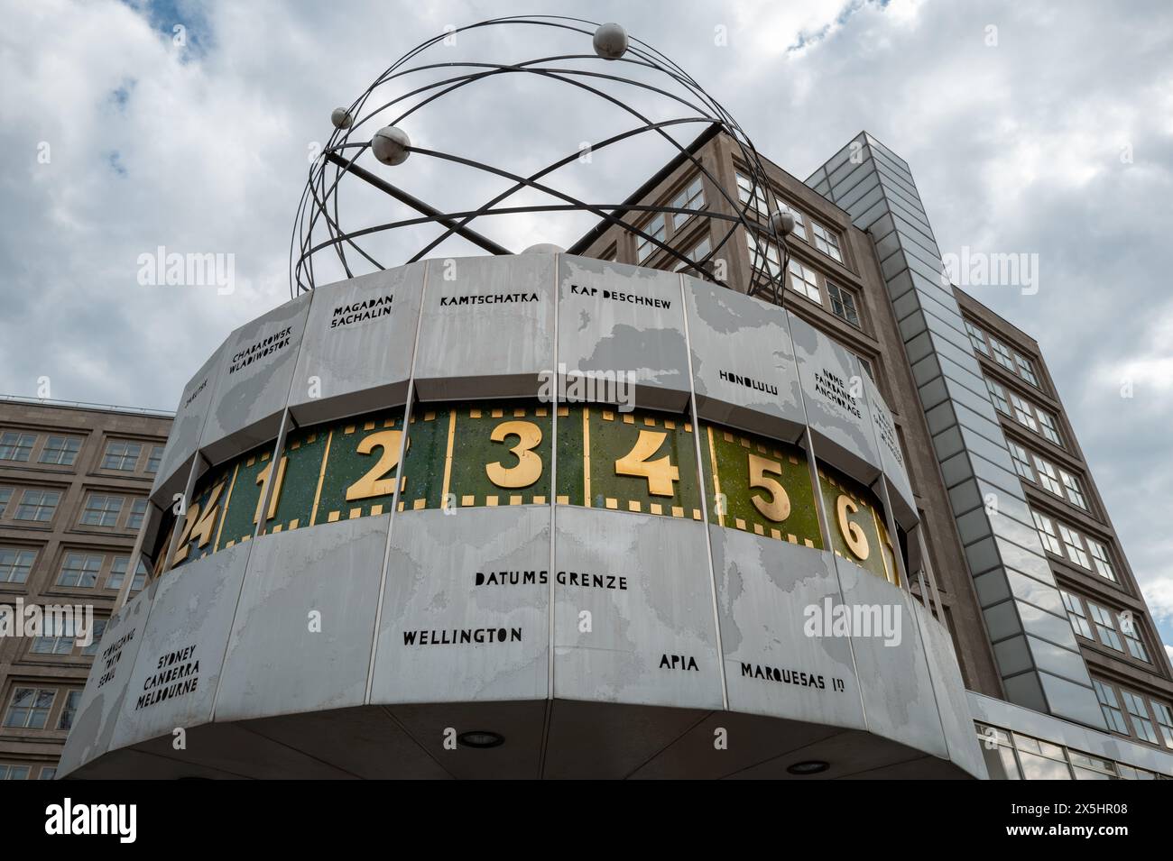 Die Urania-Weltuhr ist eine große Weltuhr im Turmstil am Alexanderplatz in Berlin Stockfoto