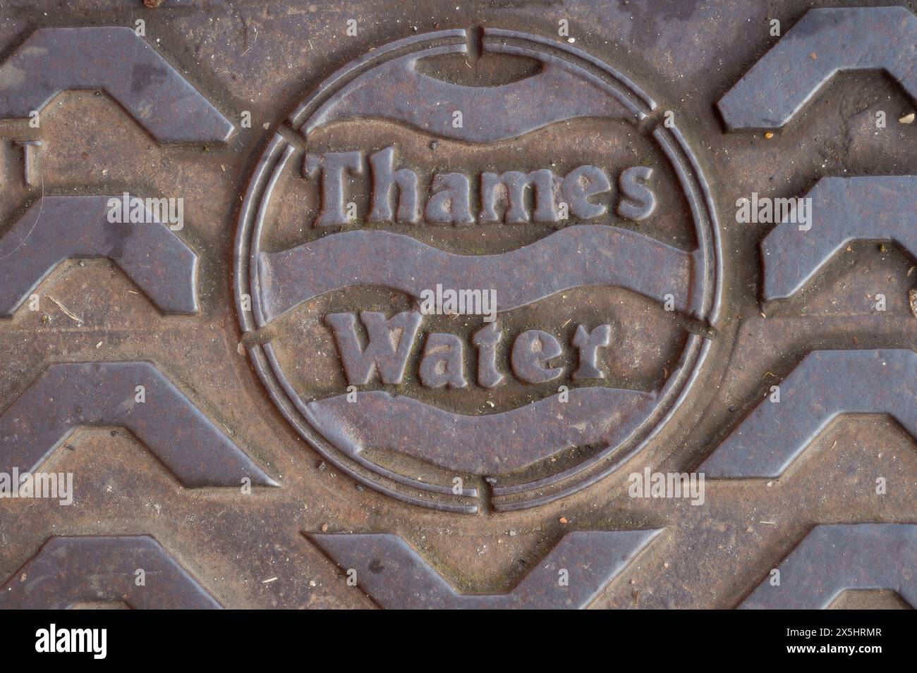 Windsor, Großbritannien. Mai 2024. Eine Wasserabflussabdeckung der Themse in Windsor, Berkshire. Wir besitzen sie, eine Stimme für alle, die wollen, dass die öffentlichen Dienste des Vereinigten Königreichs für die Menschen und nicht für den Gewinn betrieben werden, und fordern die Wähler auf, ihre Abgeordneten zu kontaktieren, um die nächste Truss-Krise zu beenden und die Themse-Wasser jetzt zu verstaatlichen. Sie bitten die Abgeordneten, ihr Musterschreiben zu schicken, in dem sie die Abgeordneten bitten, den brandneuen Antrag zu unterstützen, in dem die Renationalisierung der Themse und aller Wasserunternehmen gefordert wird, oder die Regierung bei den Fragen des Umweltministers im Juni miteinander zu befragen. Kredit: Maureen McLean/Alamy Stockfoto