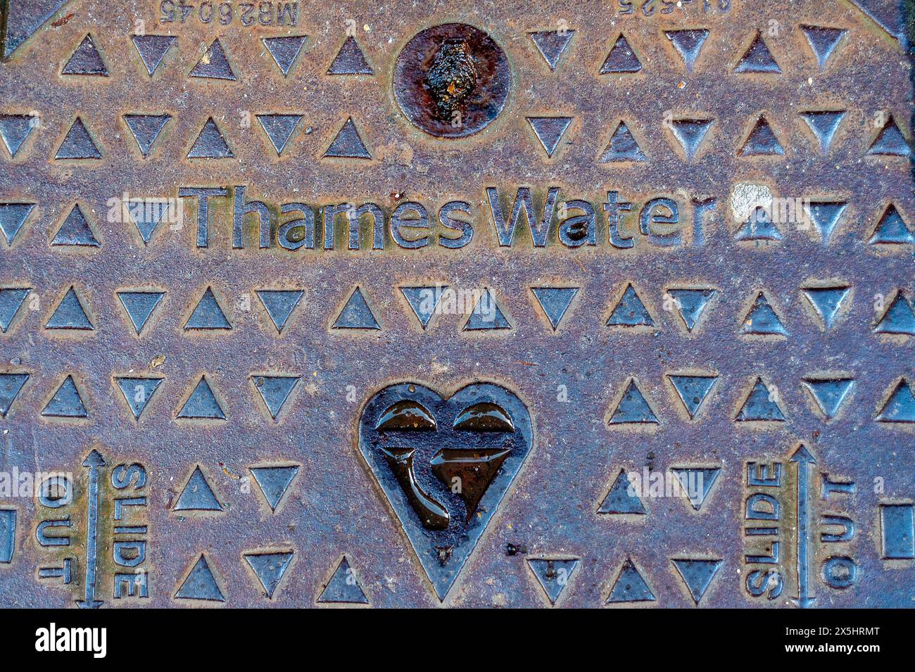 Windsor, Großbritannien. Mai 2024. Eine Wasserabflussabdeckung der Themse in Windsor, Berkshire. Wir besitzen sie, eine Stimme für alle, die wollen, dass die öffentlichen Dienste des Vereinigten Königreichs für die Menschen und nicht für den Gewinn betrieben werden, und fordern die Wähler auf, ihre Abgeordneten zu kontaktieren, um die nächste Truss-Krise zu beenden und die Themse-Wasser jetzt zu verstaatlichen. Sie bitten die Abgeordneten, ihr Musterschreiben zu schicken, in dem sie die Abgeordneten bitten, den brandneuen Antrag zu unterstützen, in dem die Renationalisierung der Themse und aller Wasserunternehmen gefordert wird, oder die Regierung bei den Fragen des Umweltministers im Juni miteinander zu befragen. Kredit: Maureen McLean/Alamy Stockfoto