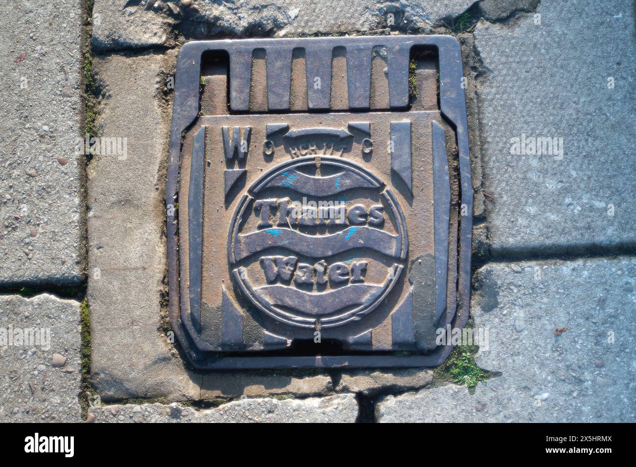 Windsor, Großbritannien. Mai 2024. Eine Wasserabflussabdeckung der Themse in Windsor, Berkshire. Wir besitzen sie, eine Stimme für alle, die wollen, dass die öffentlichen Dienste des Vereinigten Königreichs für die Menschen und nicht für den Gewinn betrieben werden, und fordern die Wähler auf, ihre Abgeordneten zu kontaktieren, um die nächste Truss-Krise zu beenden und die Themse-Wasser jetzt zu verstaatlichen. Sie bitten die Abgeordneten, ihr Musterschreiben zu schicken, in dem sie die Abgeordneten bitten, den brandneuen Antrag zu unterstützen, in dem die Renationalisierung der Themse und aller Wasserunternehmen gefordert wird, oder die Regierung bei den Fragen des Umweltministers im Juni miteinander zu befragen. Kredit: Maureen McLean/Alamy Stockfoto