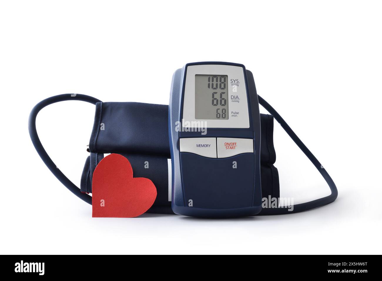 Blaues digitales Blutdruckmessgerät für zu Hause mit Ausschnitt aus rotem Herzen zur Blutdruckmessung auf weißem isoliertem Hintergrund. Vorderansicht. Stockfoto