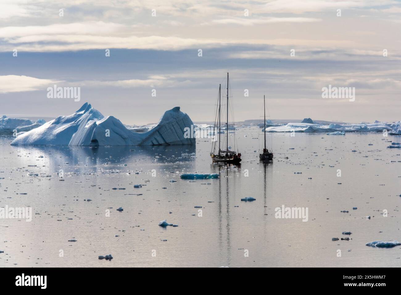 Antarktis-Expedition an Bord des Hurtigruten FRAM-Schiffes. Privates Segelboot zwischen Eisbergen in der French Passage. Stockfoto