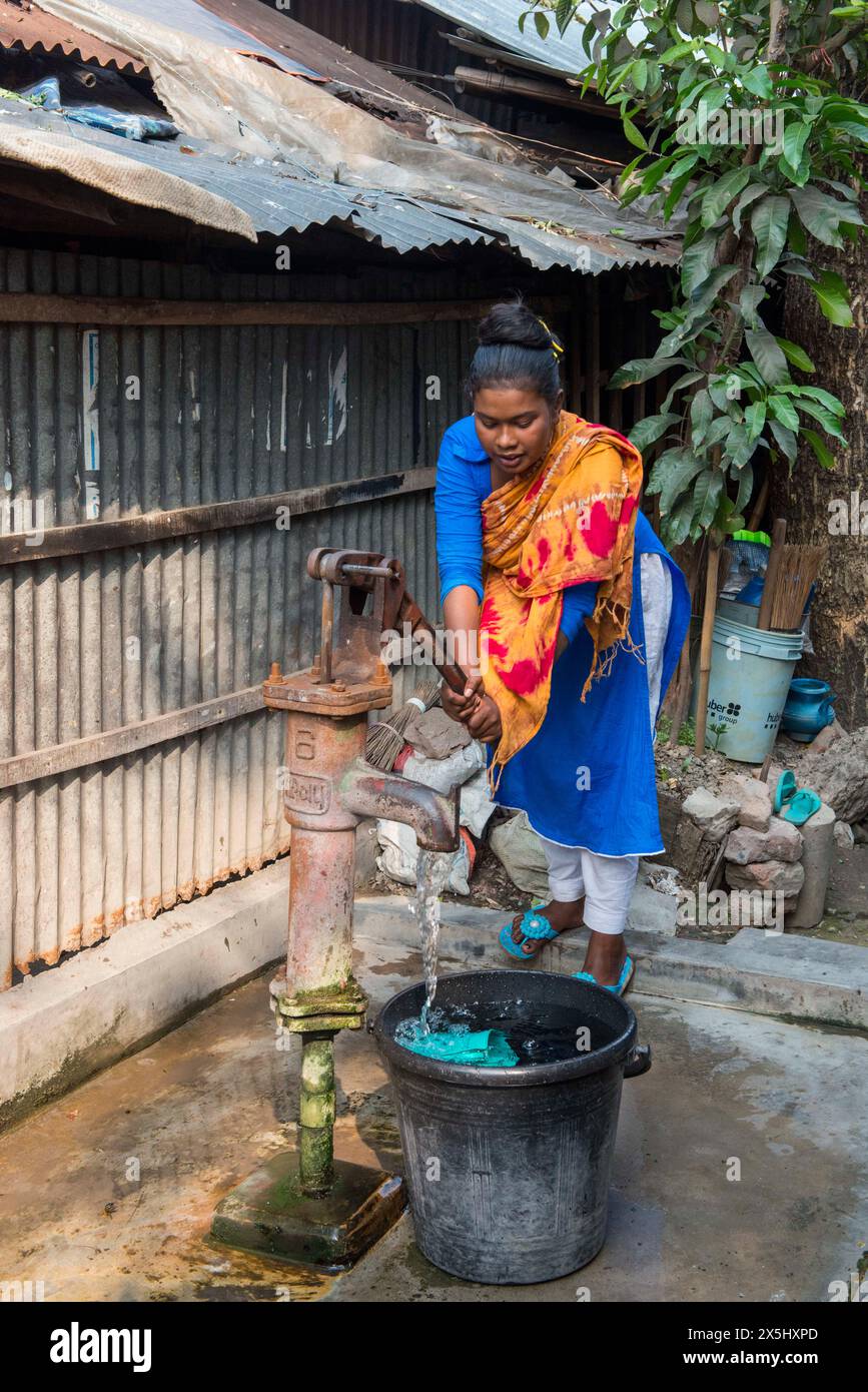 Bangladesch, Khulna, Sonadanga. Eine Frau aus der Dalit-Kaste sammelt Wasser in Bangladesch. (Nur für redaktionelle Zwecke) Stockfoto