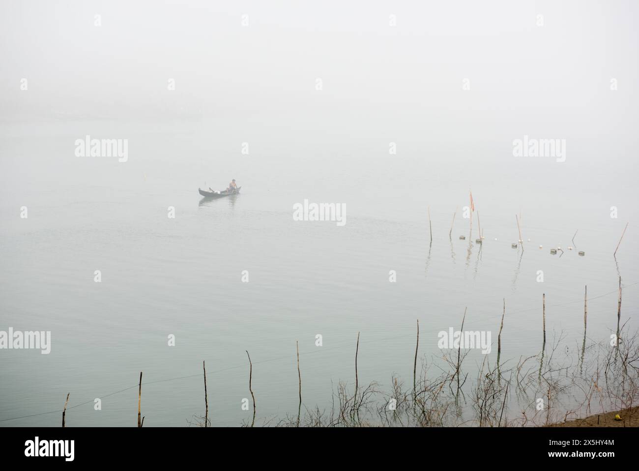 Bangladesch, Cox's Bazar Beach. Fischerboote im frühen Morgennebel. (Nur für redaktionelle Zwecke) Stockfoto