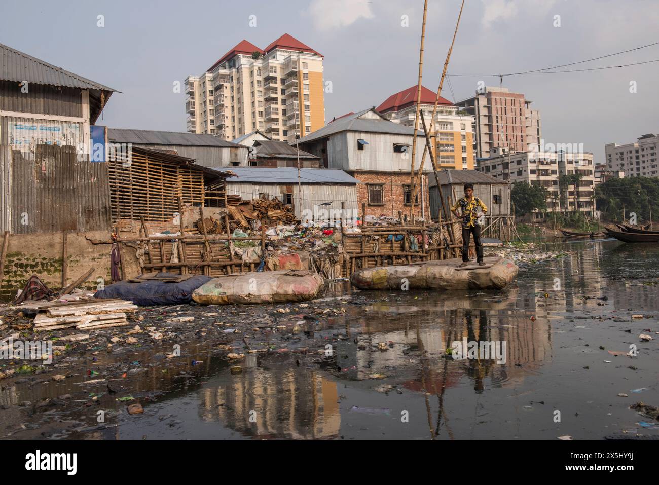 Bangladesch, Dhaka, Korail. Flöße aus Plastikflaschen bringen Passagiere über den Fluss. (Nur für redaktionelle Zwecke) Stockfoto