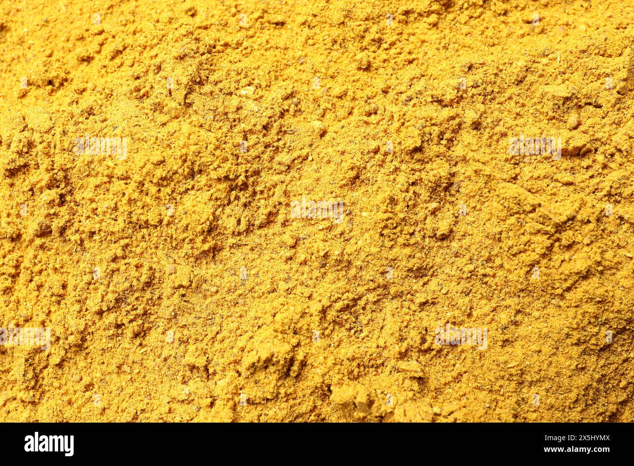 Trockenes Currypulver als Hintergrund, Draufsicht Stockfoto