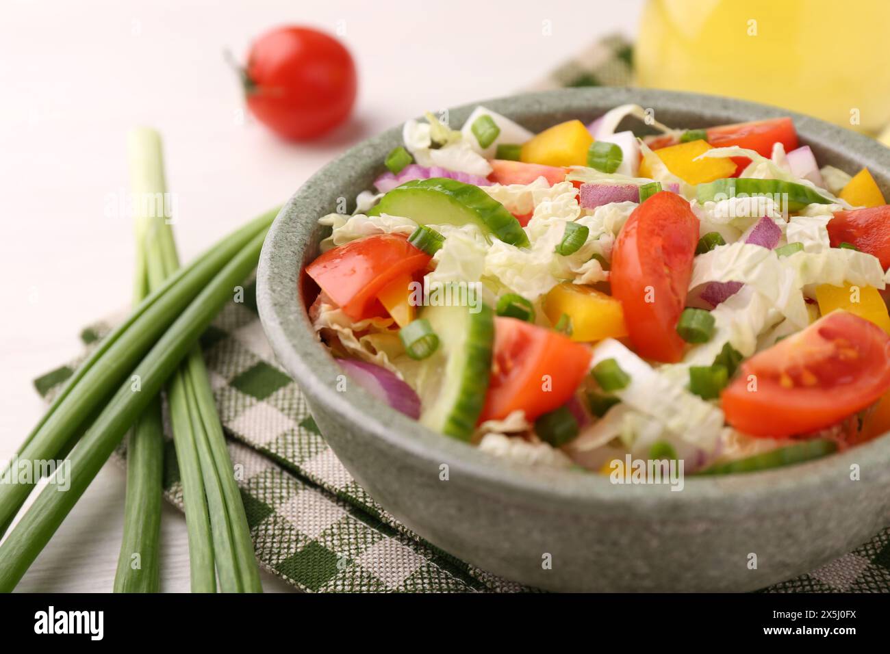 Leckerer Salat mit Chinakohl in Schüssel auf dem Tisch, Nahaufnahme Stockfoto