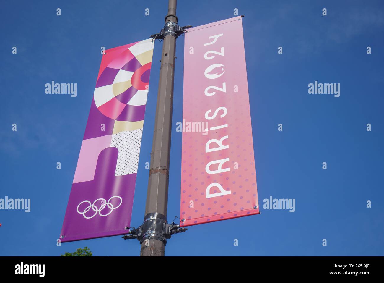 Paris, Frankreich. Mai 2024. An der Rue de Rivoli sind Banner für die Olympischen Spiele zu sehen . Paris wird Austragungsort der Olympischen Sommerspiele 2024, der XXXIII. Olympiade, die vom 26. Juli bis 11. August stattfinden soll. Quelle: amer Gazzal/Alamy Live News Stockfoto