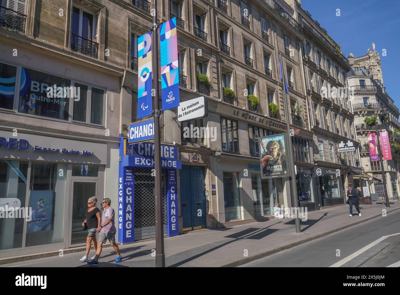 Paris, Frankreich. Mai 2024. An der Rue de Rivoli sind Banner für die Olympischen Spiele zu sehen . Paris wird Austragungsort der Olympischen Sommerspiele 2024, der XXXIII. Olympiade, die vom 26. Juli bis 11. August stattfinden soll. Quelle: amer Gazzal/Alamy Live News Stockfoto