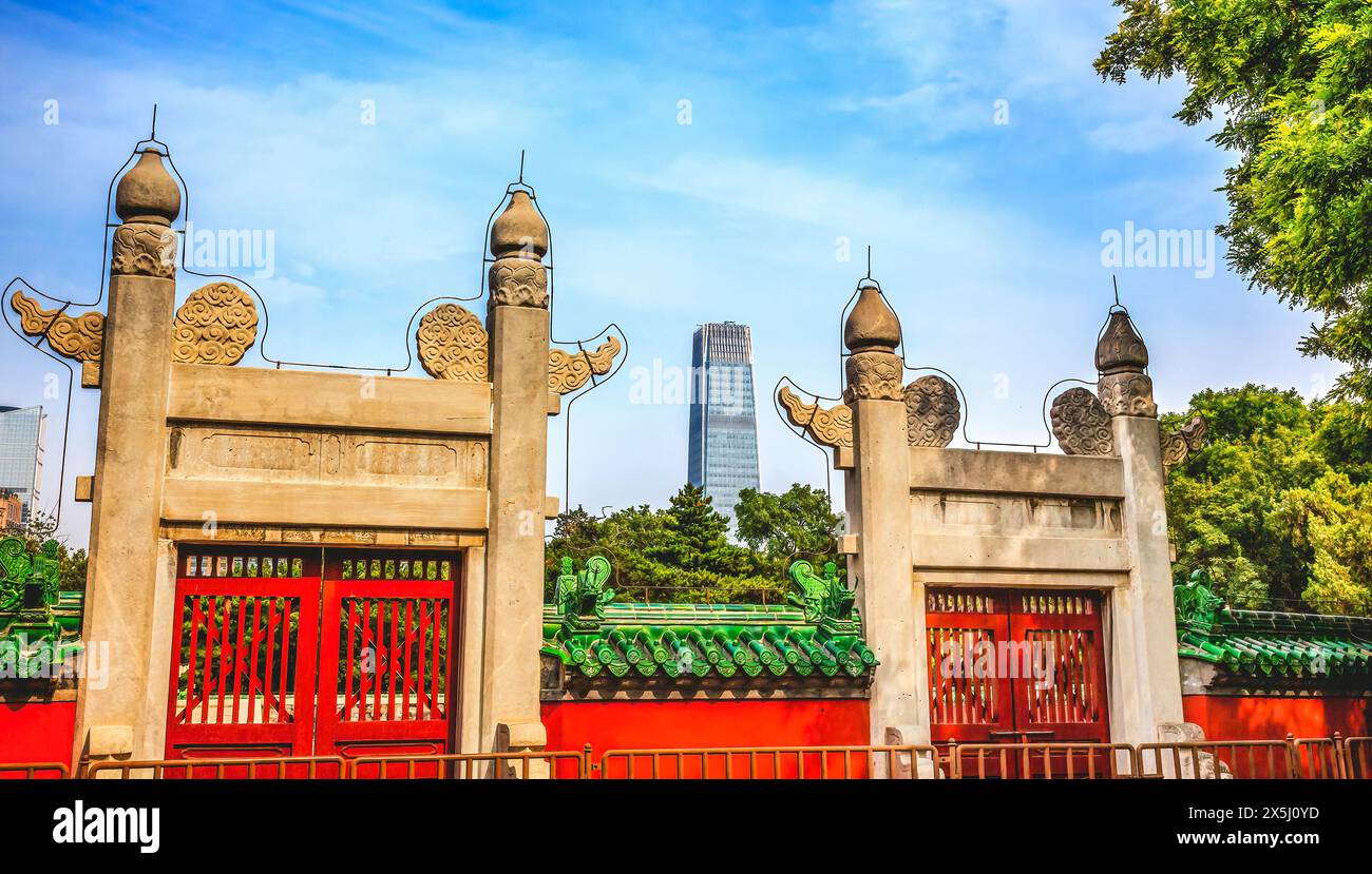 Rotes Tor, Tempel des Sun City Park Wolkenkratzers, Peking, China. Eingang zum Altarbereich, wo der Kaiser Andachten verrichten würde. Stockfoto
