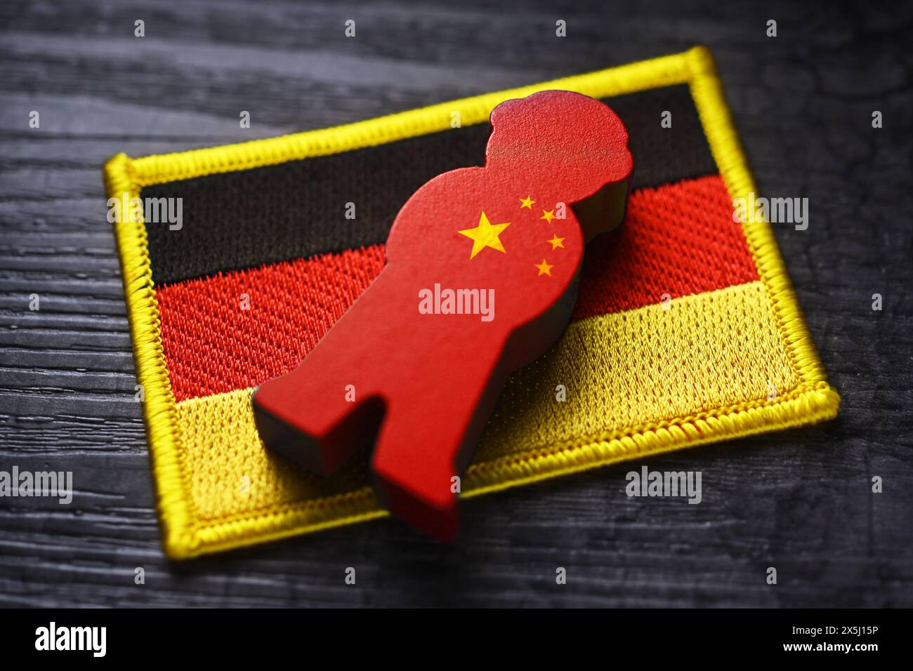 FOTOMONTAGE, Spion-Figur mit China-Fahne auf der Fahne von Deutschland, Symbolfoto chinesische Spionage Stockfoto