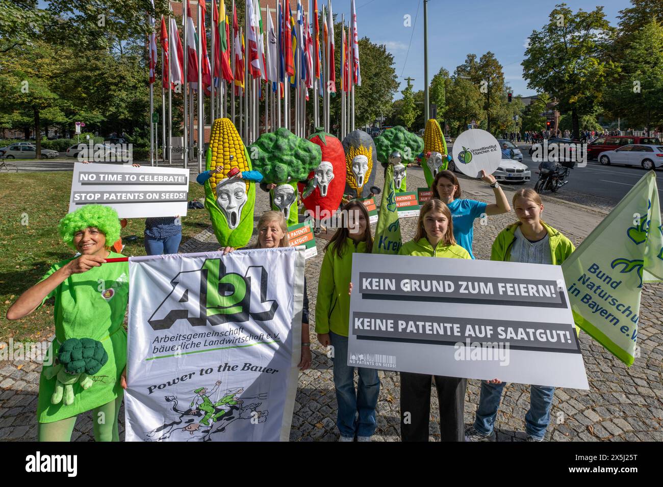 Keine Patente auf Saatgut Demonstration von keine Patente auf Saatgut vor dem Europäischen Patentamt in München, anläßlich seiner 50-jährigen Bestehens München Bayern Deutschland *** keine Patente auf Saatgut Demonstration von keinen Patenten auf Saatgut vor dem Europäischen Patentamt in München, anlässlich seines 50-jährigen Bestehens München Bayern Deutschland Copyright: argumx/xThomasxEinberger Stockfoto