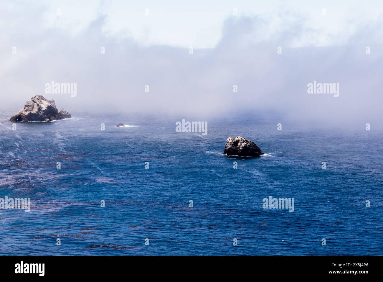 Nebelummantelte Meeresfelsen im Pazifik vor der Küste von Big Sur Stockfoto