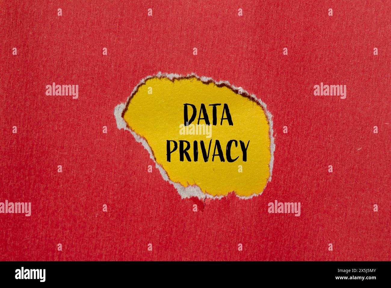Datenschutzwörter auf gerissenem rotem Papier mit gelbem Hintergrund. Konzeptionelles Datenschutzsymbol. Kopierbereich. Stockfoto