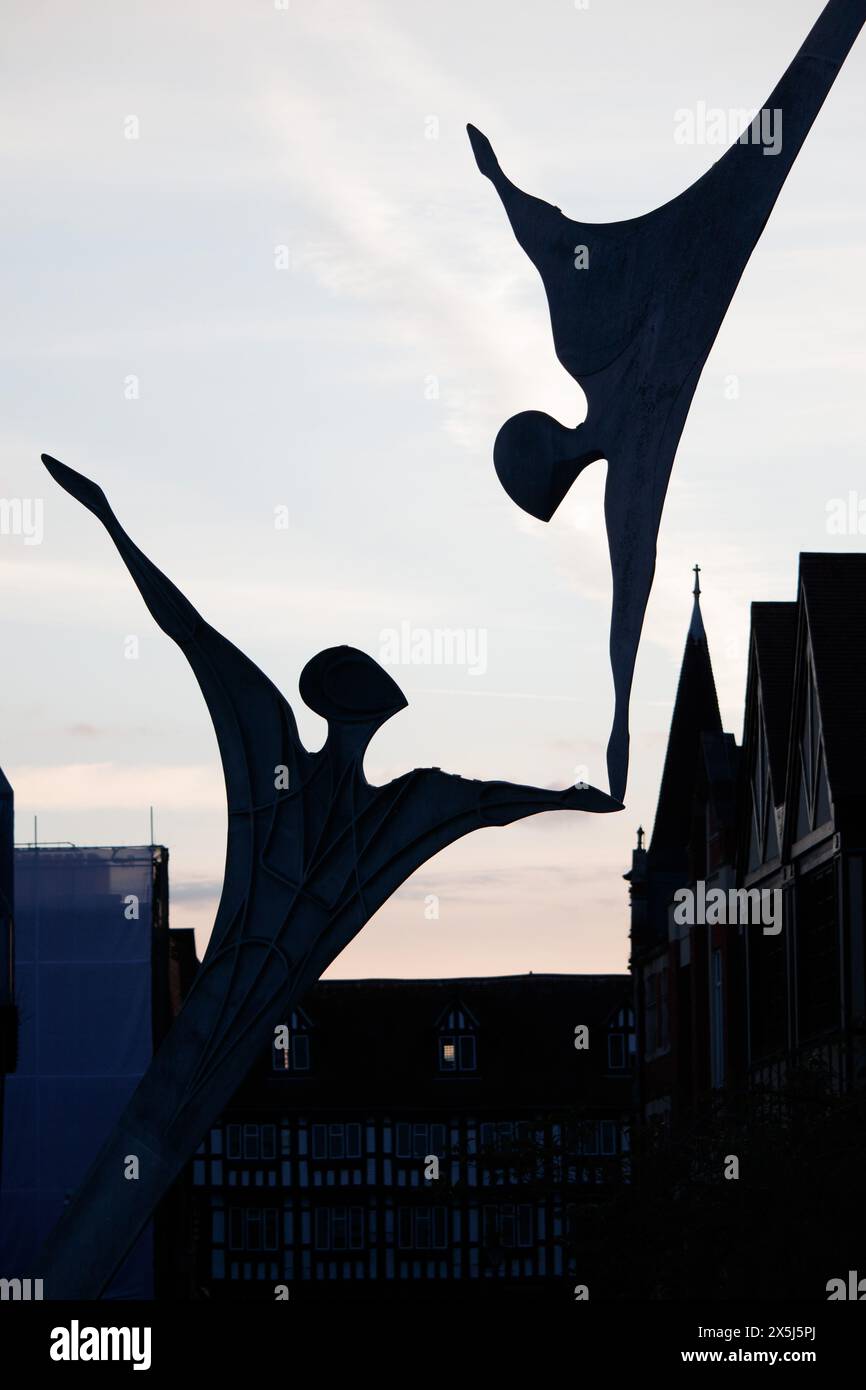 Empowerment, eine Statue von Stephen Broadbent. Diese auffällige Skulptur überspannt den Fluss Witham im Zentrum von Lincoln. Es ist von Turbinenschaufeln inspiriert, die symbolisch für das reiche Ingenieurerbe der Stadt sind. Die Turbinenschaufeln verwandeln sich in dynamische Figuren, die ausreichen, um sich gegenseitig zu stärken, genauso wie die Schaufeln sich innerhalb der Turbine gegenseitig stärken. Stockfoto