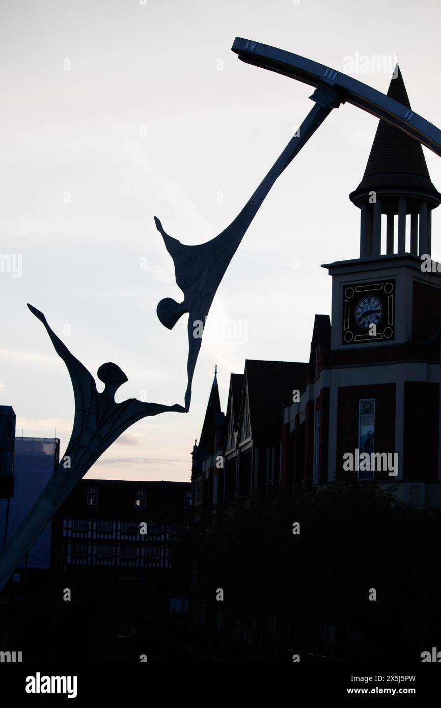 Empowerment, eine Statue von Stephen Broadbent. Diese auffällige Skulptur überspannt den Fluss Witham im Zentrum von Lincoln. Es ist von Turbinenschaufeln inspiriert, die symbolisch für das reiche Ingenieurerbe der Stadt sind. Die Turbinenschaufeln verwandeln sich in dynamische Figuren, die ausreichen, um sich gegenseitig zu stärken, genauso wie die Schaufeln sich innerhalb der Turbine gegenseitig stärken. Stockfoto