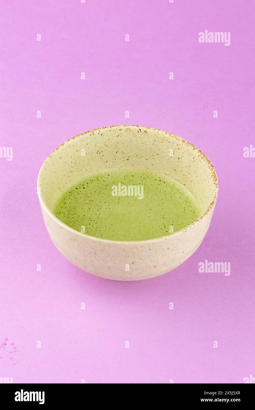 matcha-Tee in einer Schüssel Stockfoto