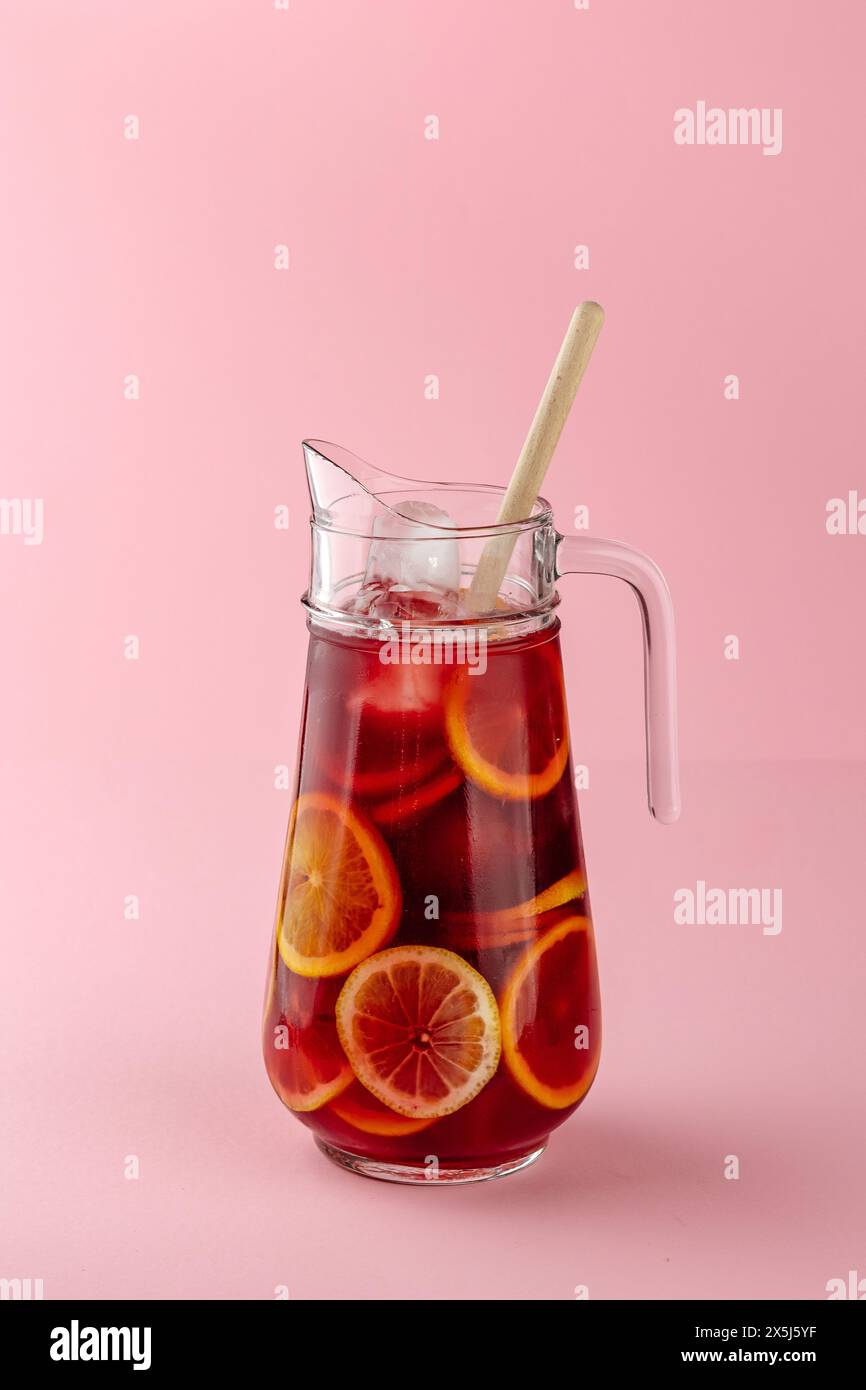 Spanische Sangria in einer Karaffe mit Zitrusfrüchten und Eis Stockfoto