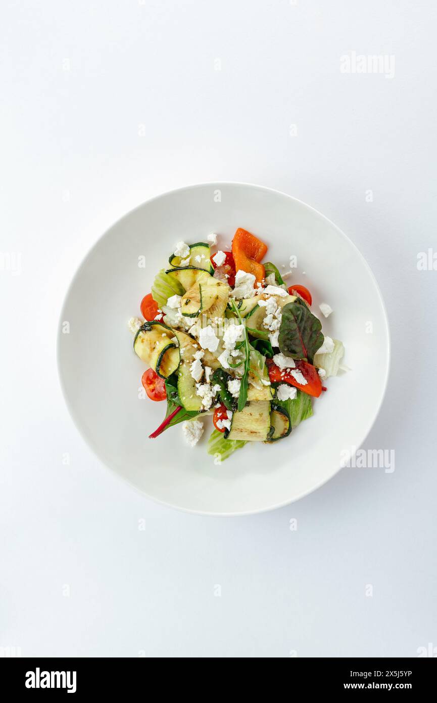 Salat mit Lachs, Gemüse und Sauce Stockfoto