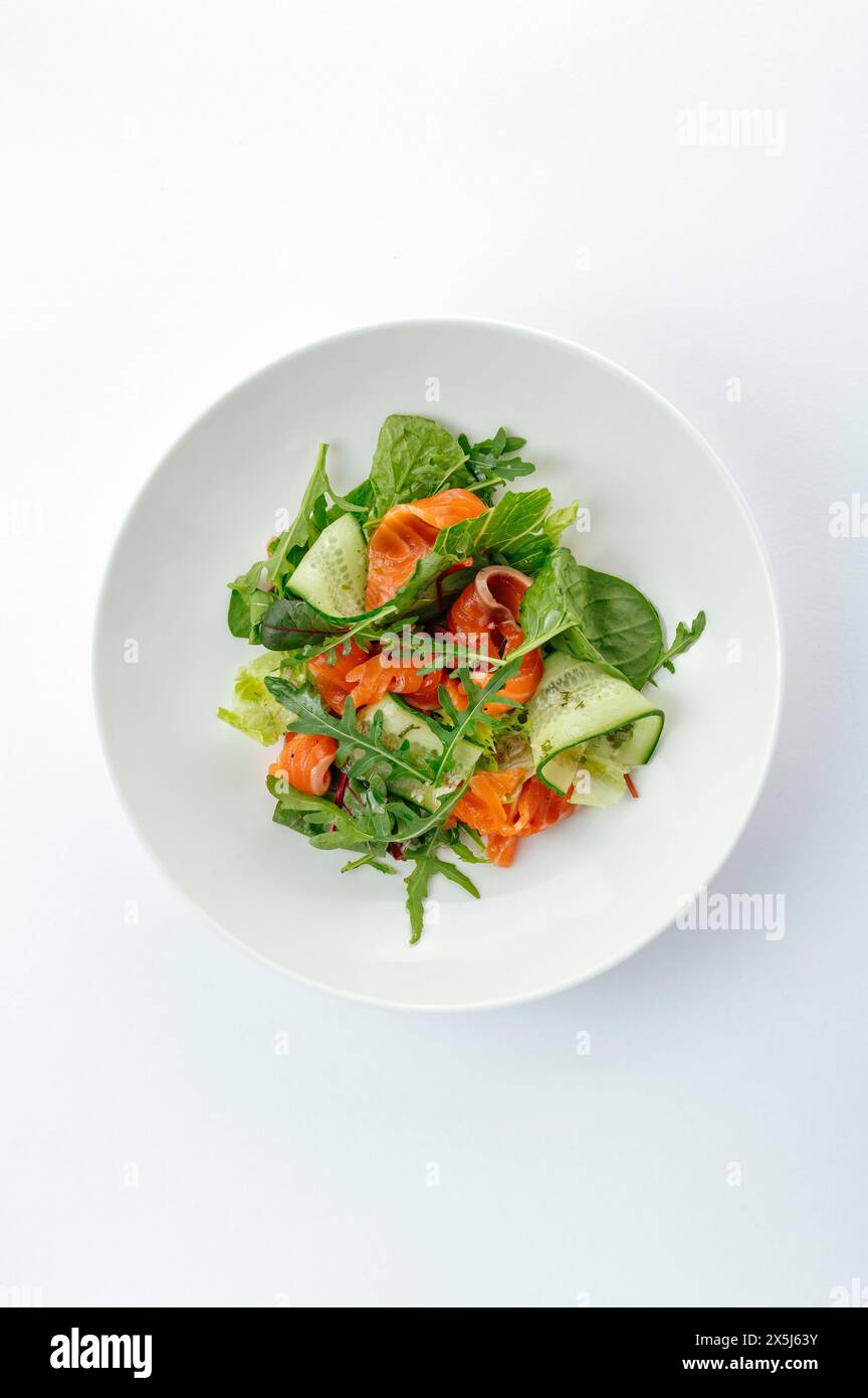 Salat mit Lachs, Gemüse und Sauce Stockfoto