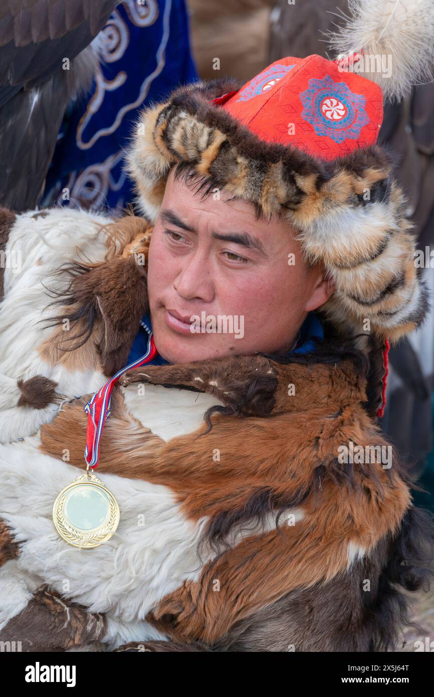 Asien, Mongolei, Provinz Bayan-Oglii. Altai Eagle Festival, Porträt eines kasachischen Adlerjägers in traditioneller Kleidung. (Nur Für Redaktionelle Zwecke) Stockfoto