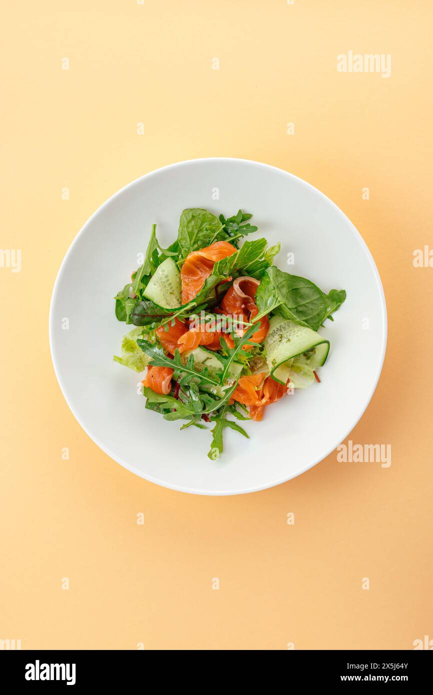 Salat mit Lachs, Gemüse und Sauce Stockfoto