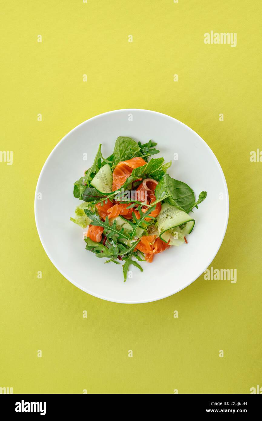 Salat mit Lachs, Gemüse und Sauce Stockfoto