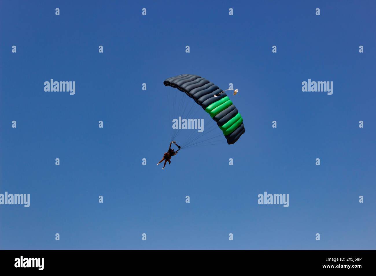 Fallschirmspringer Schweben Unter Dem Pulsierenden Fallschirm Stockfoto