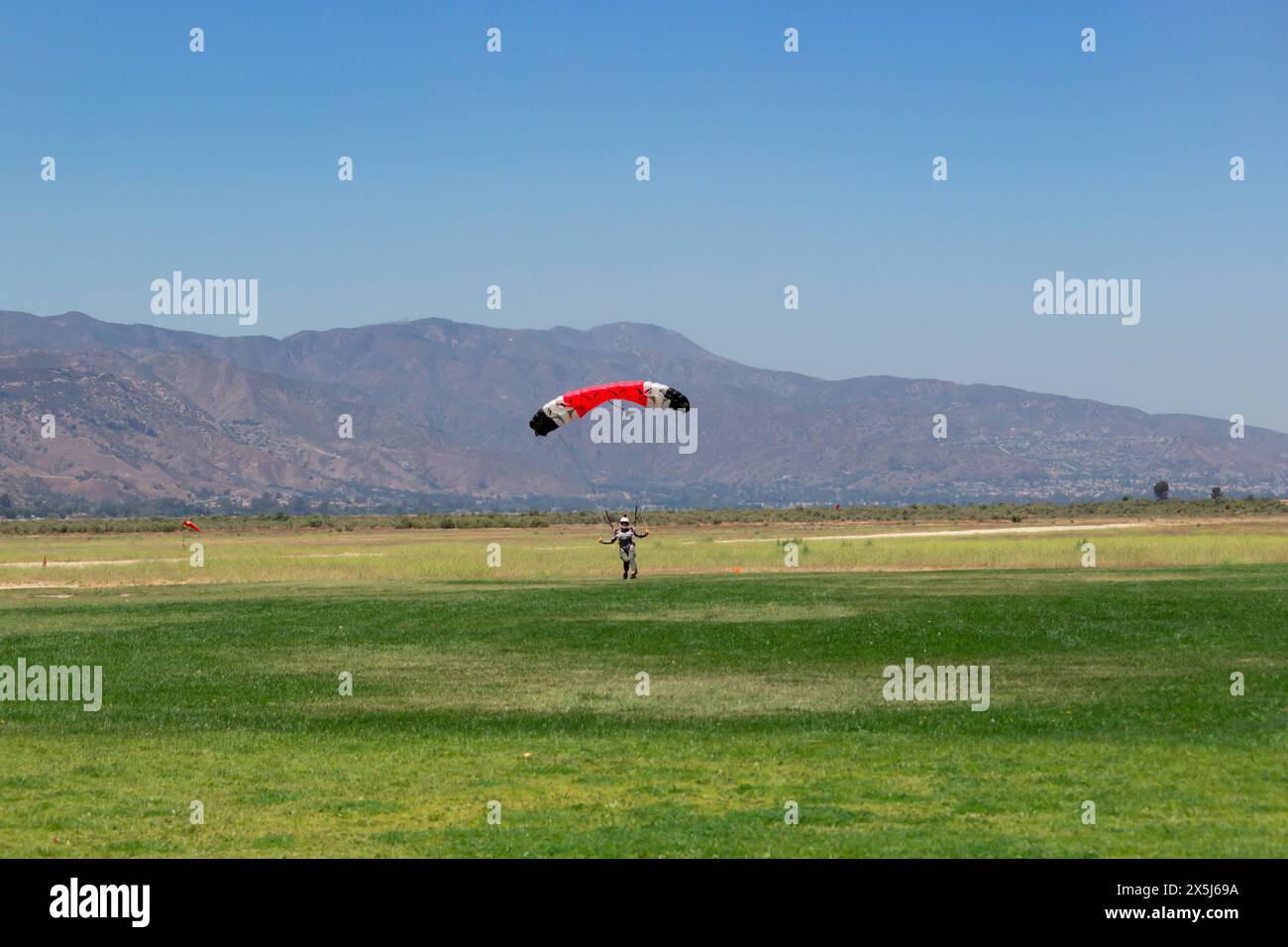 Fallschirmspringer landet anmutig am Lake Elsinore Stockfoto