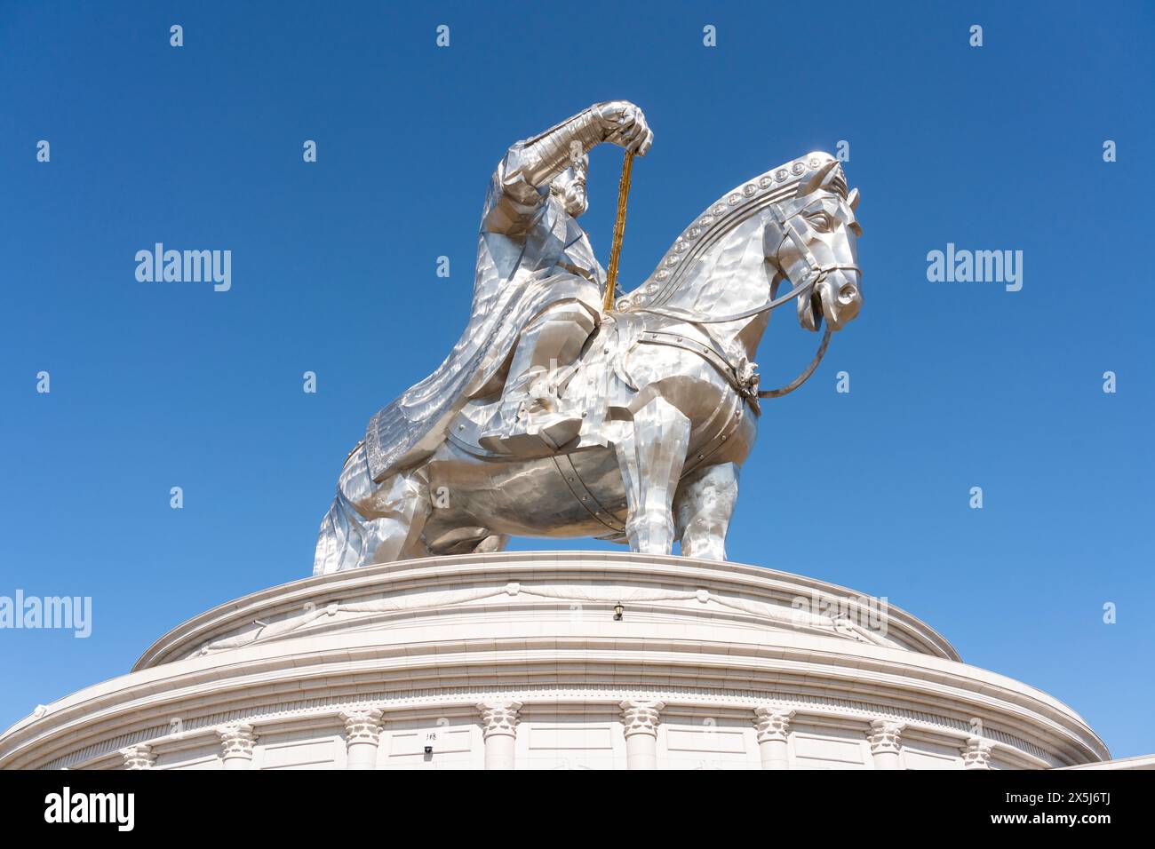 Asien, Mongolei. Eine 200 Meter hohe Statue von Dschingis Khan aus Edelstahl erhebt sich über dem Land. (Nur Für Redaktionelle Zwecke) Stockfoto