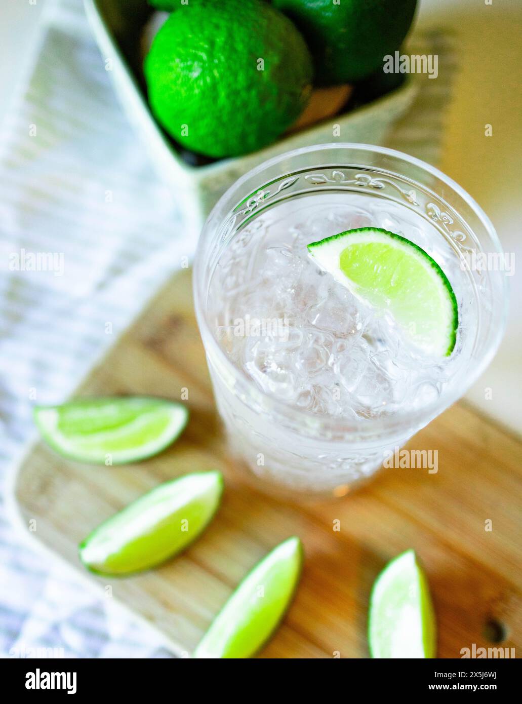 Nahaufnahme von Eiswasser mit frisch geschnittenen Limetten Stockfoto