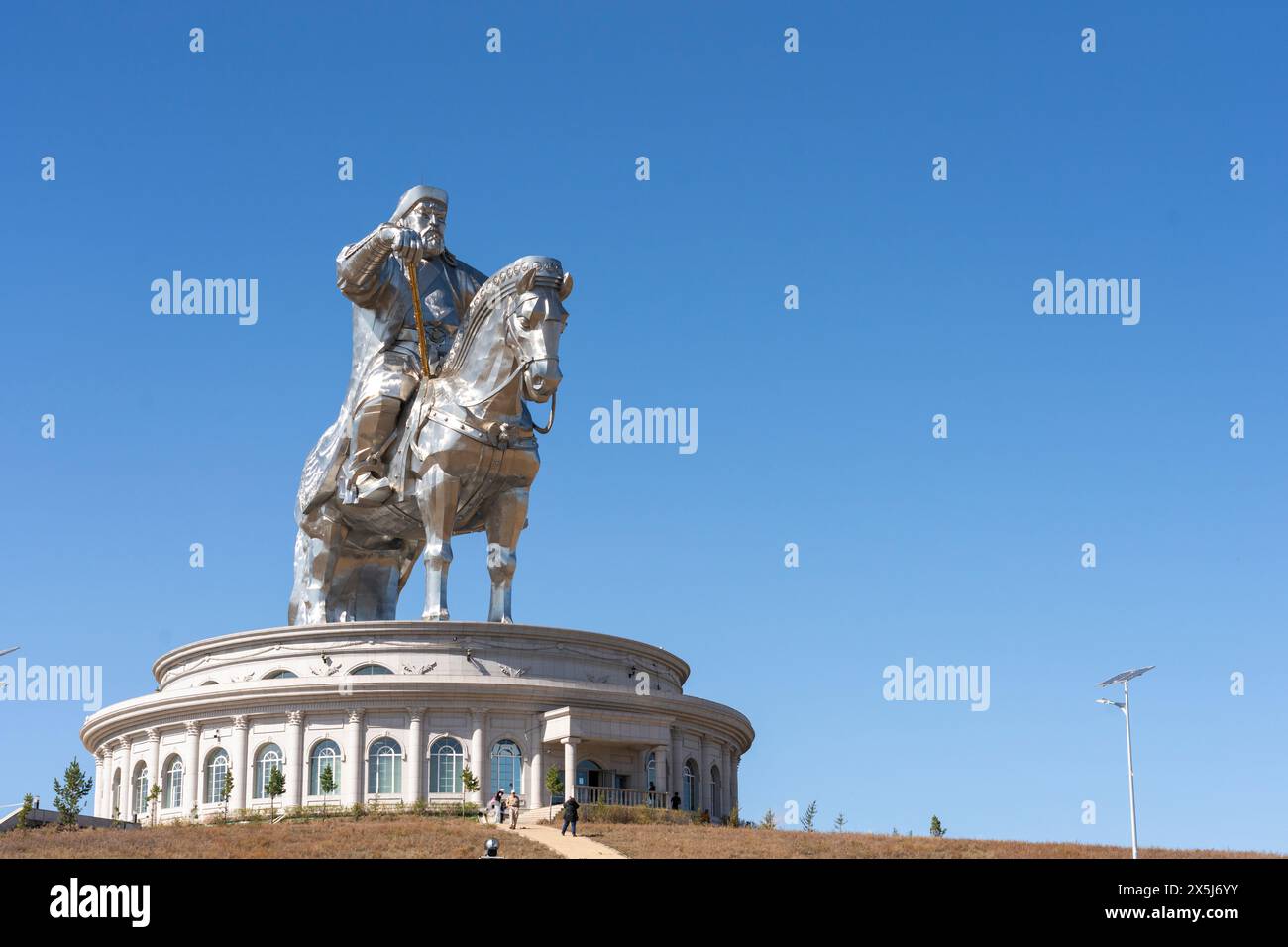 Asien, Mongolei. Eine 200 Meter hohe Statue von Dschingis Khan aus Edelstahl erhebt sich über dem Land. (Nur Für Redaktionelle Zwecke) Stockfoto