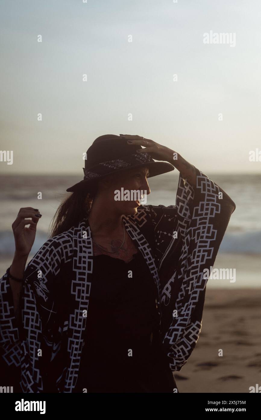 Frau mit Hut am Strand, Porträt, Nahaufnahme. Stockfoto