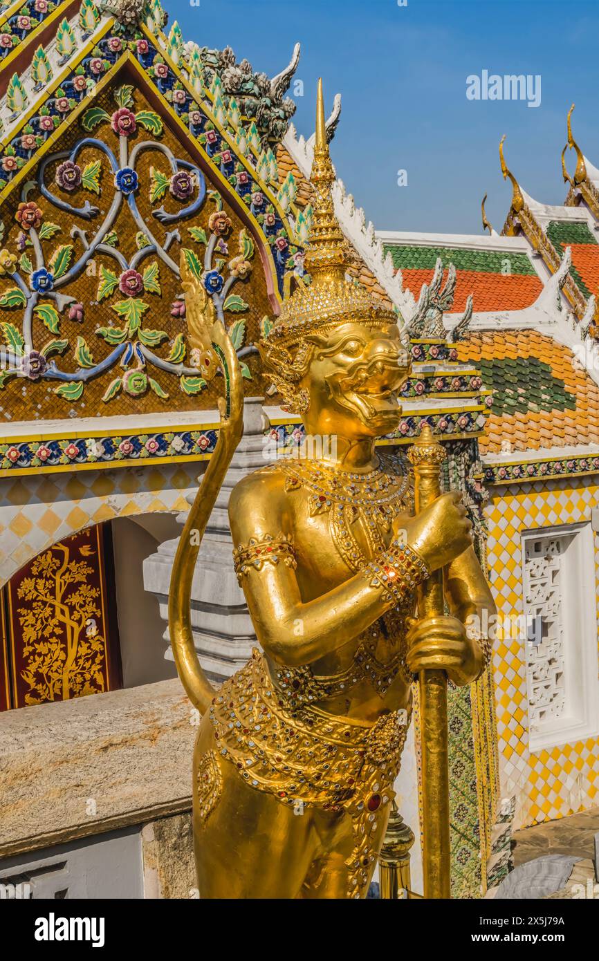 Goldene Wächter Statue Hor Phra Naga Grab, Grand Palace, Bangkok, Thailand. Palace war von 1782 bis 1925 die Heimat des Königs von Thailand Stockfoto