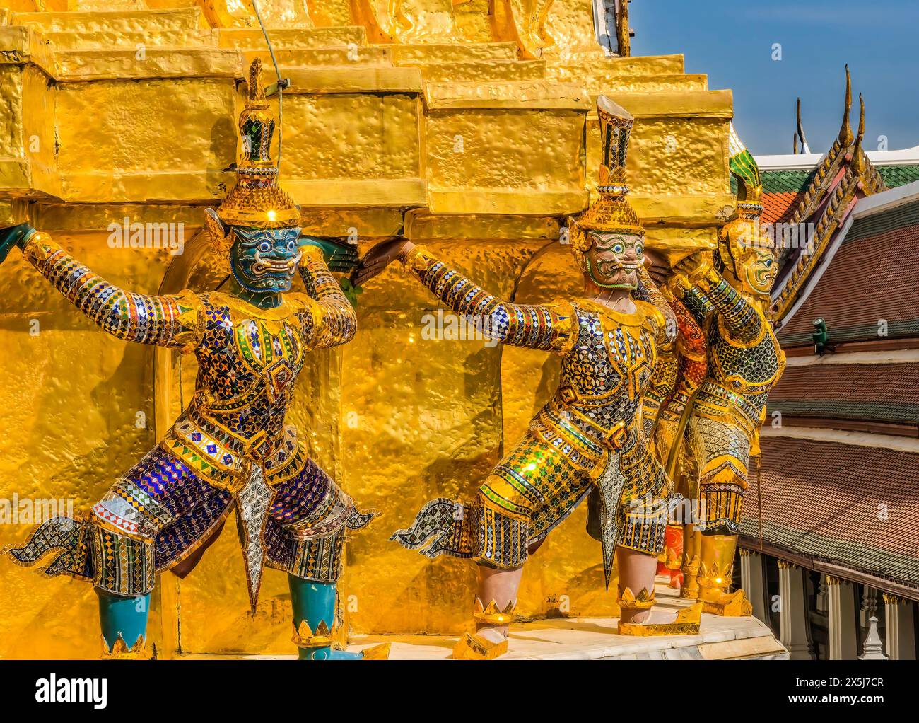 Farbenfrohe Wächter, goldene Stupa-Pagode, großer Palast, Bangkok, Thailand. Palace war von 1782 bis 1925 ein Gebäudekomplex und Sitz des Königs von Thailand Stockfoto