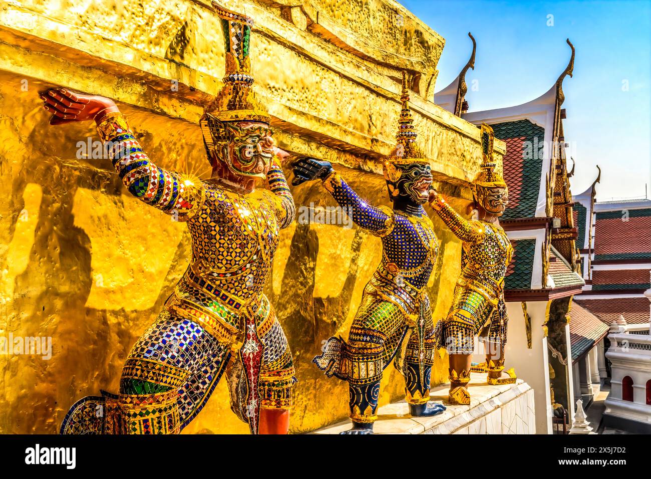 Bunte Wächter Statuen Gold Stupa Pagode, Grand Palace, Bangkok, Thailand. Palace war von 1782 bis 1925 ein Gebäudekomplex und Sitz des Königs von Thailand Stockfoto