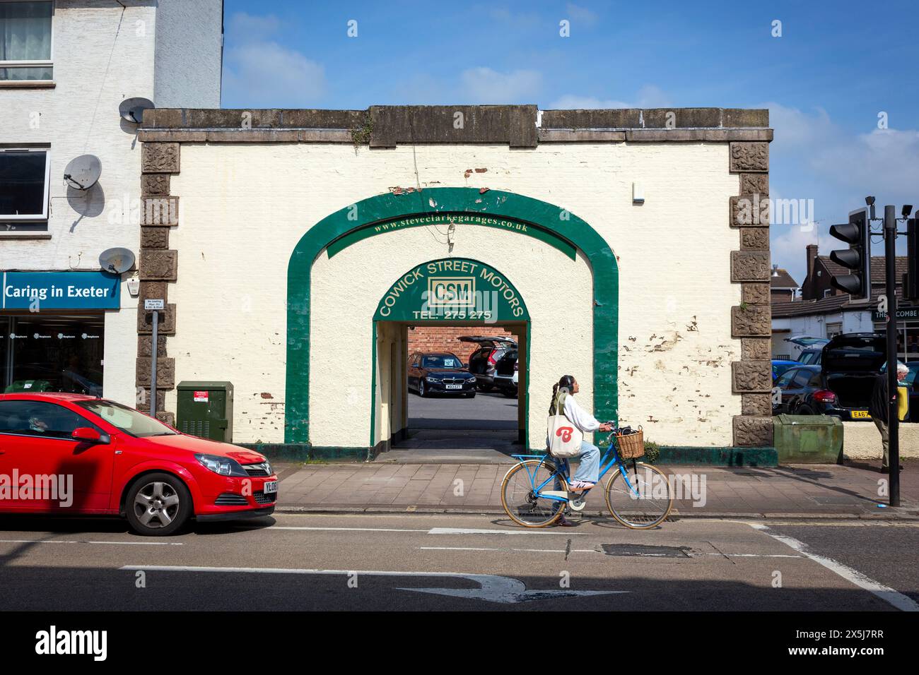 Straßenszene, Straßenmöbel und damit zusammenhängende Müllabfuhr. Der Devon County Council ist nicht für die Instandhaltung der Straße ... verantwortlich Stockfoto