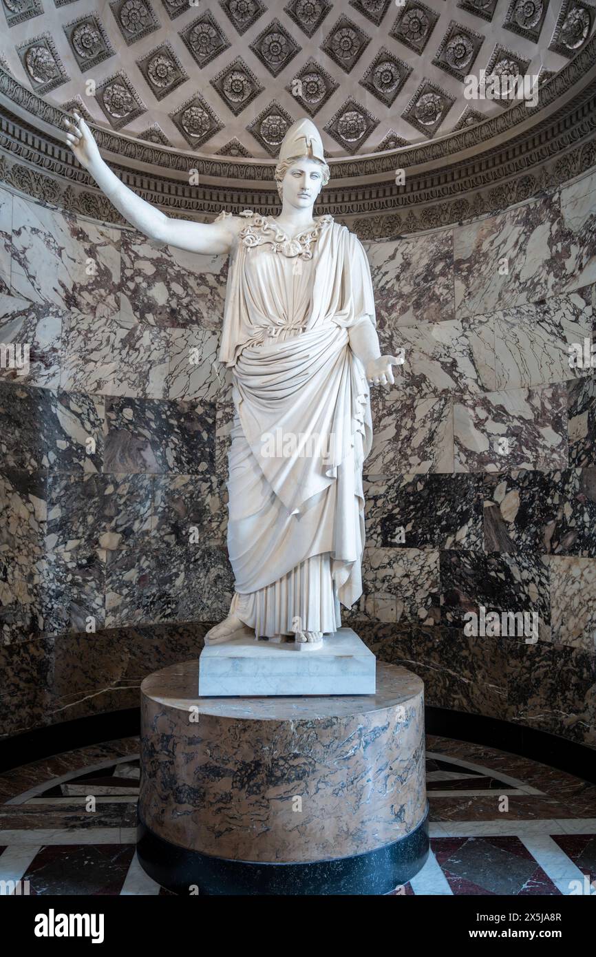 Die majestätische Statue Athena of Velletri steht hoch im Louvre und zeigt antike Kunst. Paris, Frankreich Stockfoto