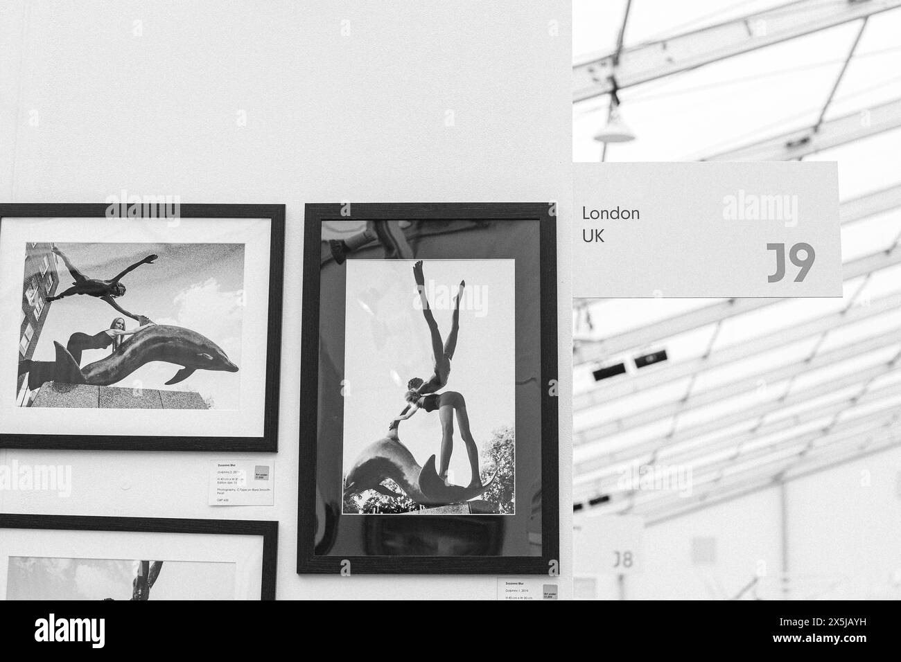 Fotografie im Rahmen an der Wand auf der Kunstmesse. Stockfoto