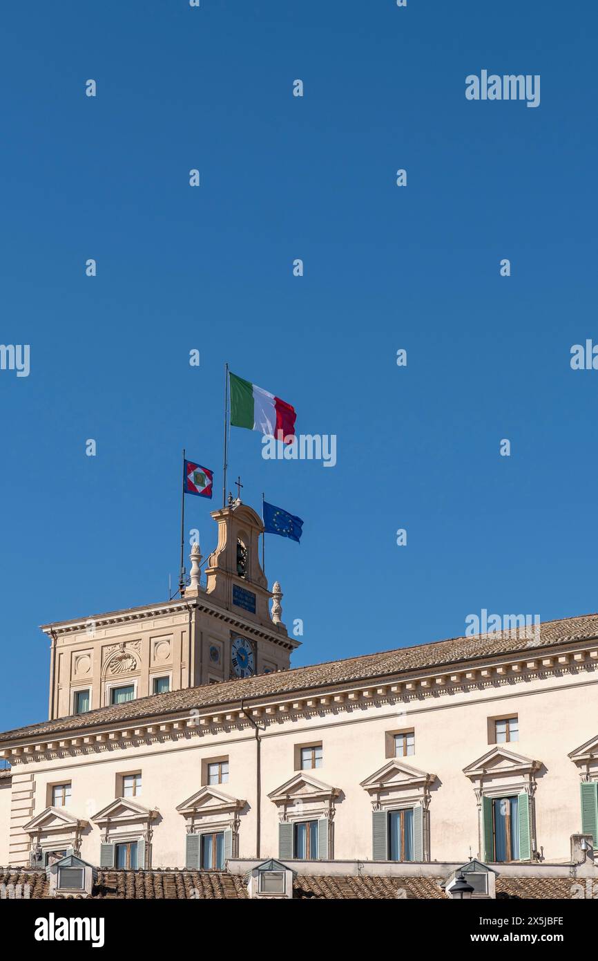 Der Quirinalpalast ist die offizielle Residenz des Präsidenten der Italienischen Republik. Fliegende italienische, europäische und Präsidentenflaggen. Rom, Italien, Europa, EU Stockfoto