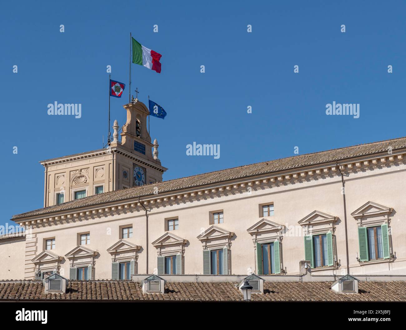Der Quirinalpalast ist die offizielle Residenz des Präsidenten der Italienischen Republik. Mit italienischen, europäischen und Präsidentenflaggen. Rom, Italien, Europa, EU Stockfoto