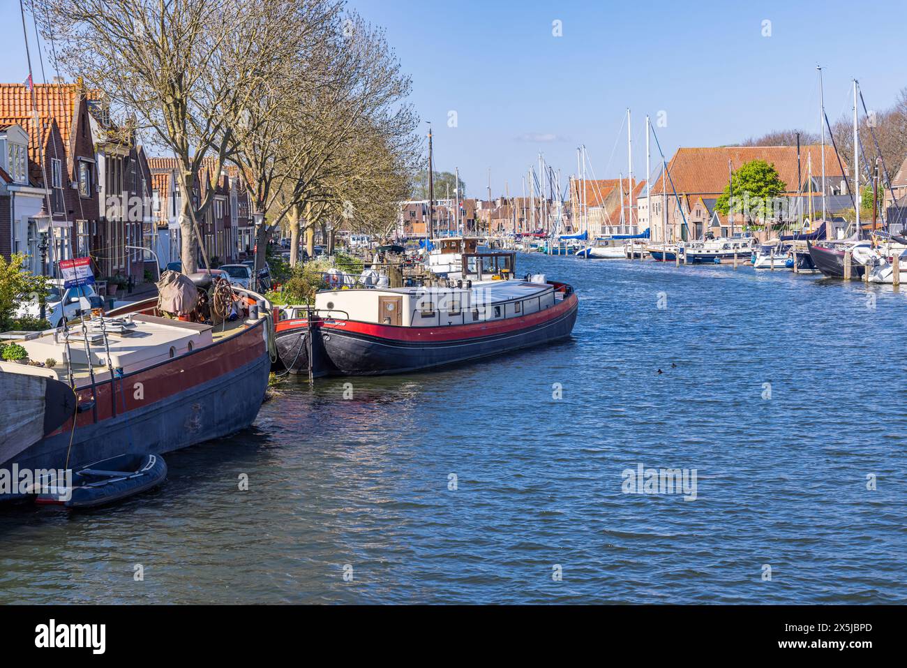 Niederlande, Nordholland, Enkhuizen. Traditionelle Kanalboote und andere Wasserfahrzeuge auf einem niederländischen Kanal. Stockfoto