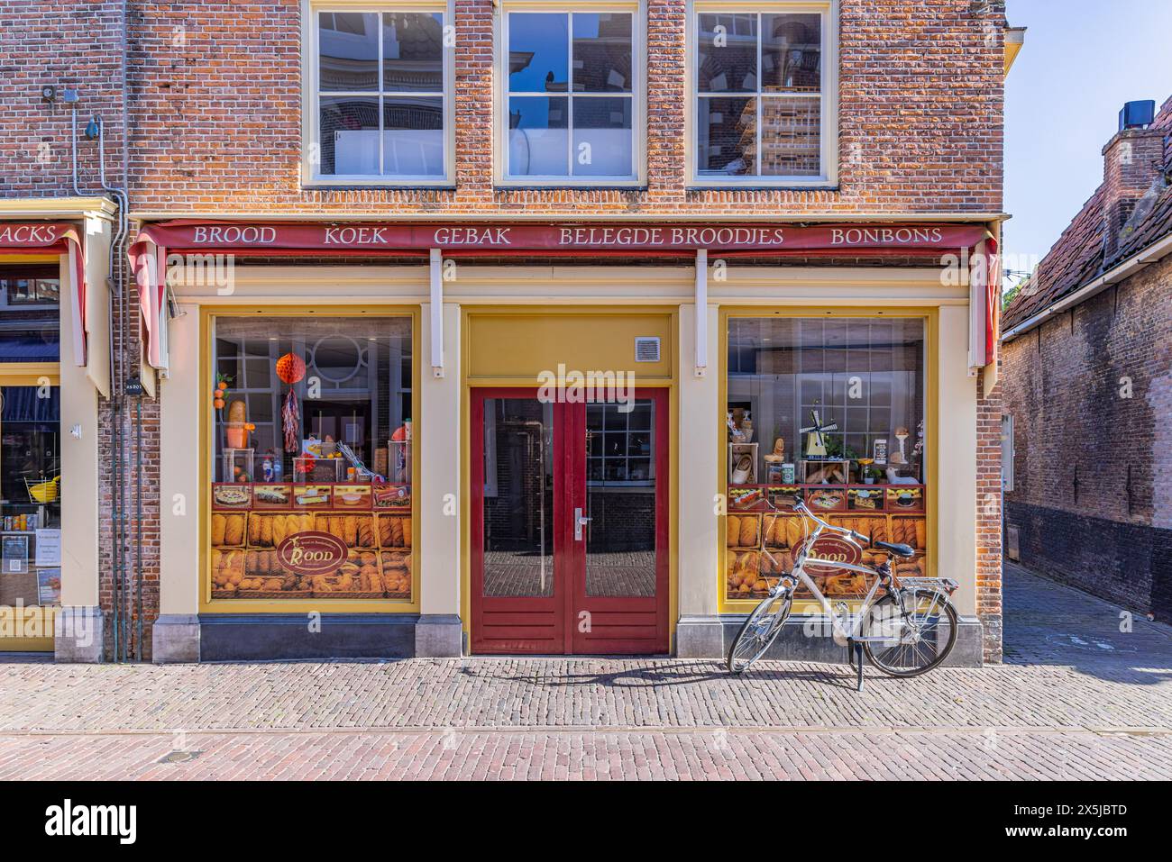 Niederlande, Nordholland, Enkhuizen. Eine niederländische Bäckerei, die Brot, Kuchen, Gebäck, Sandwiches und Süßigkeiten anbietet. (Nur Für Redaktionelle Zwecke) Stockfoto